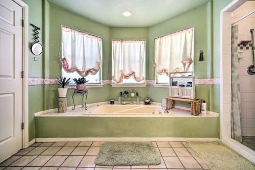 Cozy, Bright Las Cruces Purple Sage Ranch!