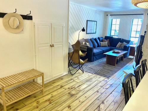 Red River Getaway- Ski In Ski Out, Newly Remodeled