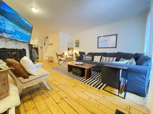 Red River Getaway- Ski In Ski Out, Newly Remodeled