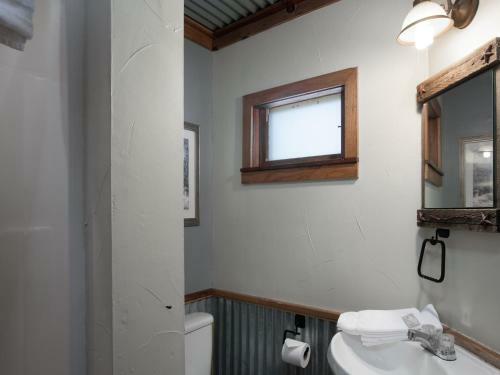 Lodge Pine Cabin, 2 Bedrooms, Fireplace, Midtown, Sleeps 6