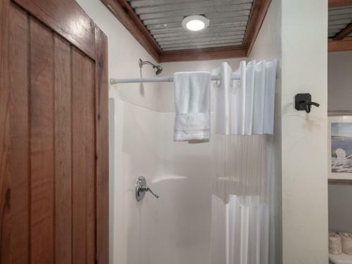Lodge Pine Cabin, 2 Bedrooms, Fireplace, Midtown, Sleeps 6