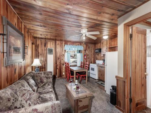 Lodge Pine Cabin, 2 Bedrooms, Fireplace, Midtown, Sleeps 6