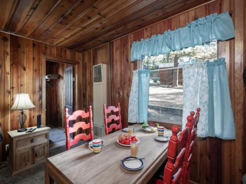 Lodge Pine Cabin, 2 Bedrooms, Fireplace, Midtown, Sleeps 6