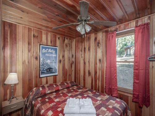 Lodge Pine Cabin, 2 Bedrooms, Fireplace, Midtown, Sleeps 6