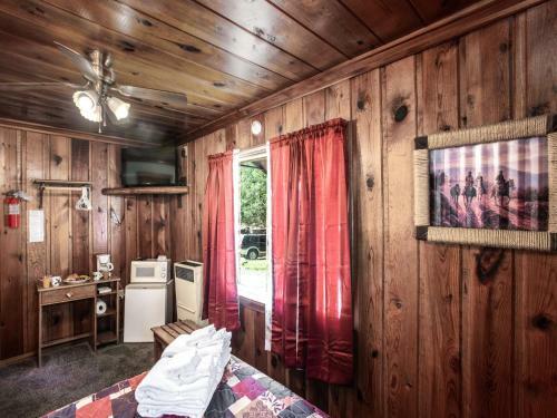 Lodge Apache Village Cabinette 11, Queen Bed, Midtown, Sleeps 2