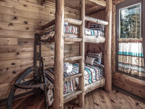 Lodge Three Bears, 7 Bedrooms, Deck, Fireplace, Midtown, Grill, Sleeps 22