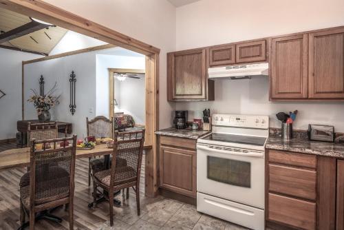 Happy River, 2 Brs, In Town, Wi-fi, Sleeps 4