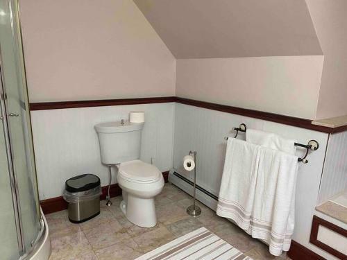 Apartment W Jacuzzi Tub . Across Madam Brett Park