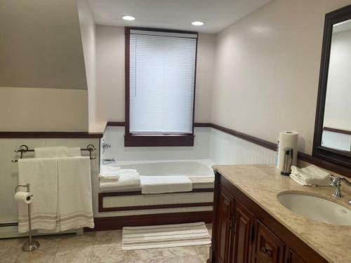 Apartment W Jacuzzi Tub . Across Madam Brett Park