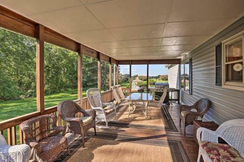 Charming Burdett Home With Grill, Gazebo And Yard