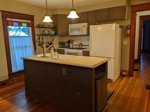 Large Bakery Apartment - Central Downtown Location