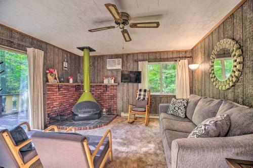 Cozy Adirondacks Cabin Walk To Lake Eaton!