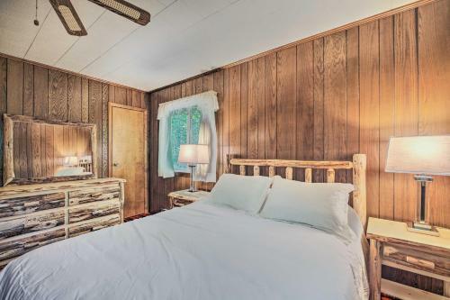 Cozy Adirondacks Cabin Walk To Lake Eaton!