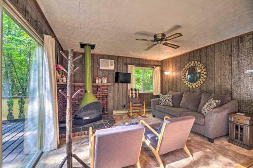Cozy Adirondacks Cabin Walk To Lake Eaton!