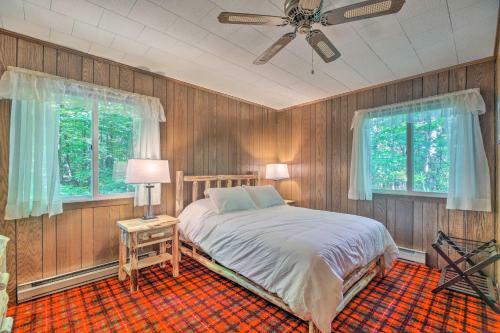 Cozy Adirondacks Cabin Walk To Lake Eaton!