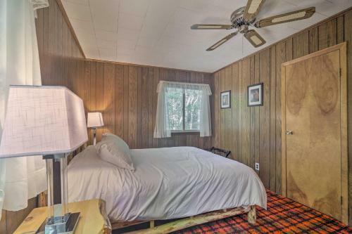 Cozy Adirondacks Cabin Walk To Lake Eaton!