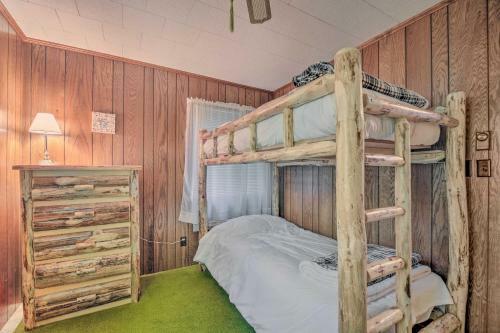 Cozy Adirondacks Cabin Walk To Lake Eaton!