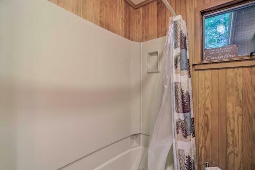 Cozy Adirondacks Cabin Walk To Lake Eaton!