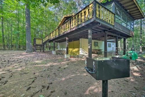 Cozy Adirondacks Cabin Walk To Lake Eaton!