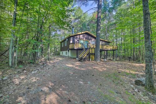 Cozy Adirondacks Cabin Walk To Lake Eaton!