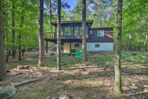 Cozy Adirondacks Cabin Walk To Lake Eaton!