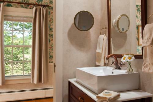 Bed & Breakfast Inn At The Round Barn Farm