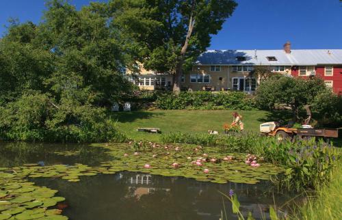 Bed & Breakfast Inn At The Round Barn Farm