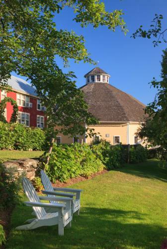 Bed & Breakfast Inn At The Round Barn Farm