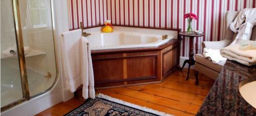 Bed & Breakfast Inn At The Round Barn Farm