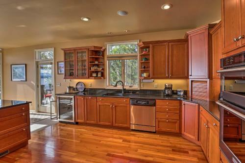 Luxury 3br And Loft Seneca Lakehouse With Private Dock!