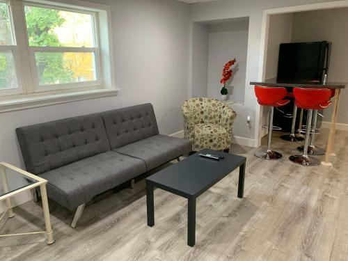 Large Home Accommodates Up To 10 In Niagara Falls (Usa)