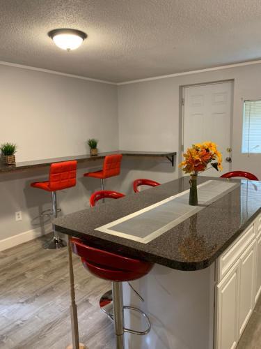 Large Home Accommodates Up To 10 In Niagara Falls (Usa)