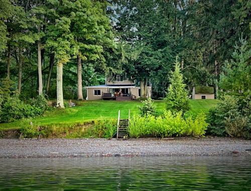 Pine Cottage On Secret Cove In Parkland