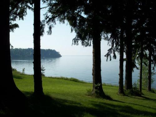 Pine Cottage On Secret Cove In Parkland