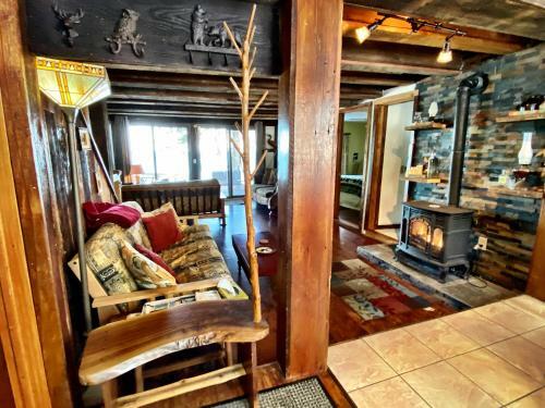 Pine Cottage On Secret Cove In Parkland