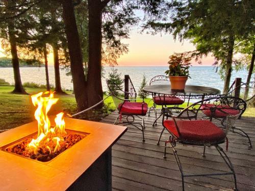 Pine Cottage On Secret Cove In Parkland