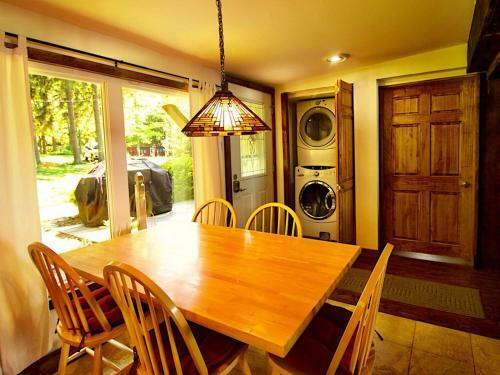 Pine Cottage On Secret Cove In Parkland