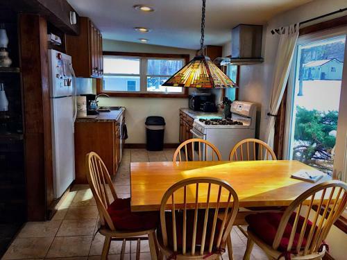 Pine Cottage On Secret Cove In Parkland