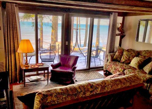 Pine Cottage On Secret Cove In Parkland
