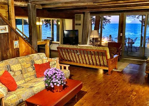 Pine Cottage On Secret Cove In Parkland