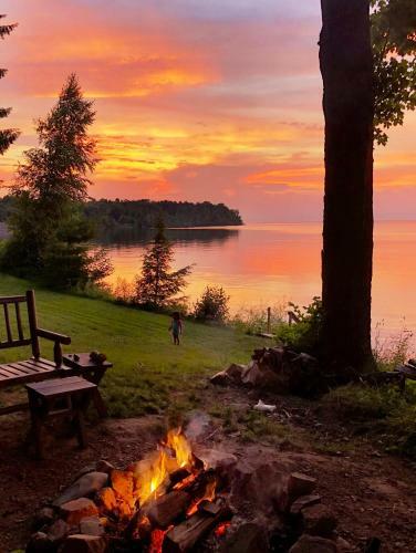 Pine Cottage On Secret Cove In Parkland