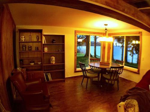 Pine Cottage On Secret Cove In Parkland
