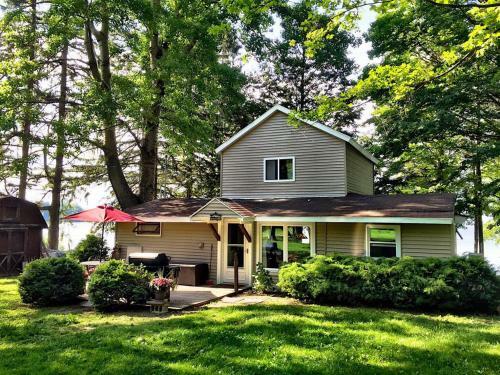 Pine Cottage On Secret Cove In Parkland