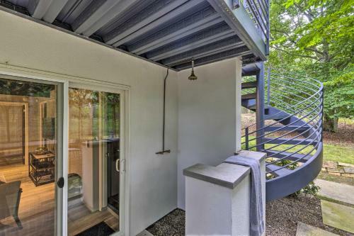 Unique Southampton Getaway With Rooftop Deck!