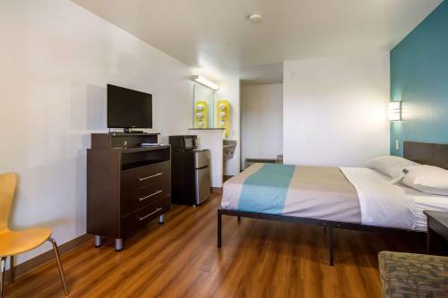 Motel 6 Portland Mall - 205