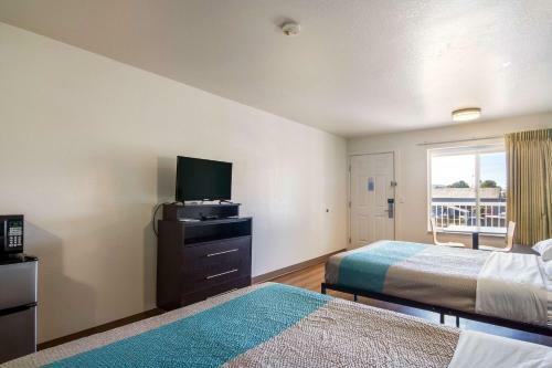 Motel 6 Portland Mall - 205
