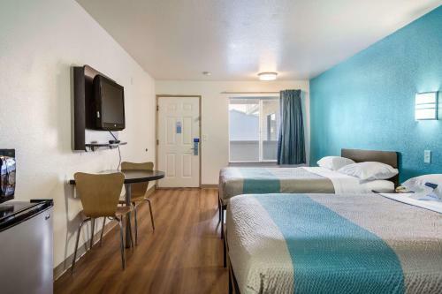 Motel 6 Portland Mall - 205