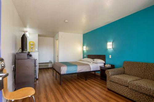 Motel 6 Portland Mall - 205