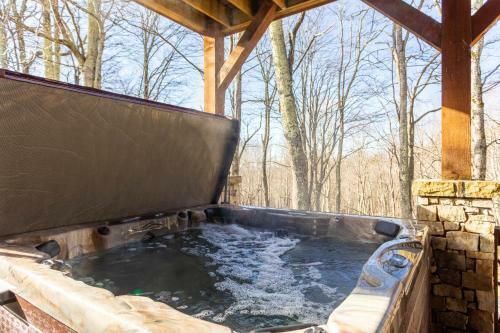 Timberwolf Lodge At Eagle's Nest - Fireplace, Fire Pit, Views, Summer Concerts!