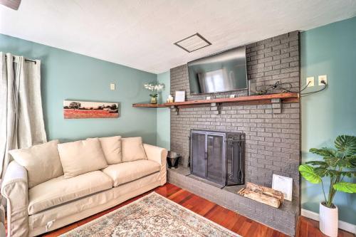 Sweet Cottage With Grandfather Mountain Views!